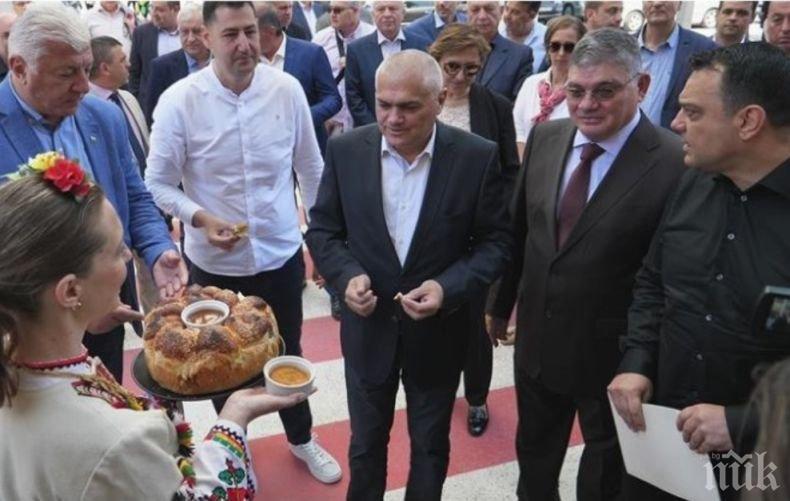 Московски и Радев прерязаха лентата на реновирана сграда на жп гарата в Пловдив