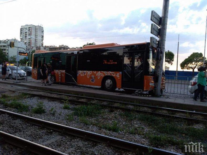 ИНЦИДЕНТ В СОФИЯ! Автобус на градския транспорт се удари в стълб (СНИМКИ)
