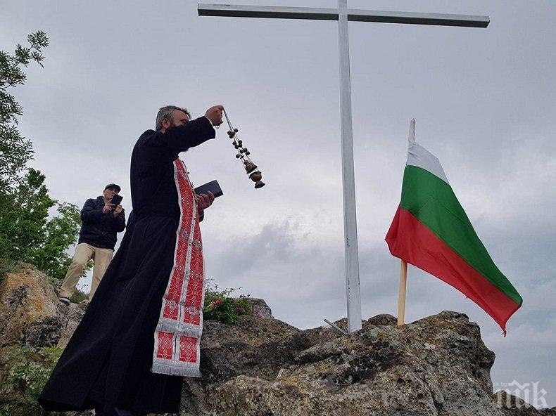 Осветиха християнския кръст над квартал Повеляново в Девня (СНИМКИ/ВИДЕО)