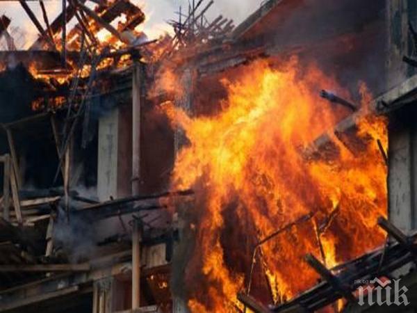Пожар избухна в къща, три пожарни гасиха пламъците