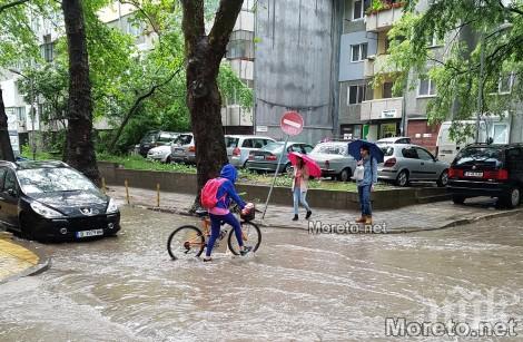 ПОТОП ВЪВ ВАРНА! Улиците са като венециански канали (СНИМКА/ВИДЕО)