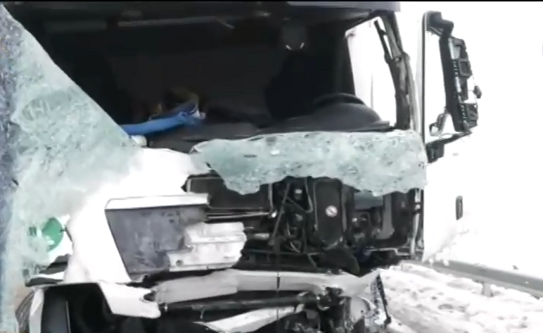 ОТ ПОСЛЕДНИТЕ МИНУТИ! Тежка катастрофа с камион край Български извор затвори пътя София - Варна