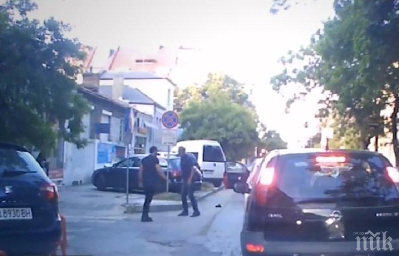 УЛИЧЕН ЕКШЪН! Шофьори се млатиха заради засичане (ВИДЕО)