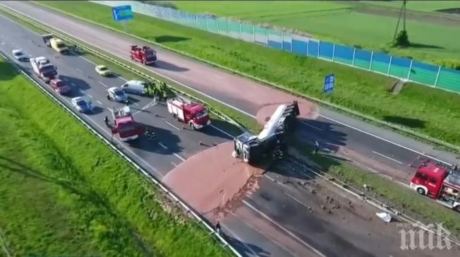 СЛАДЪК ТРАФИК! 12 тона течен шоколад се разляха на магистрала в Полша