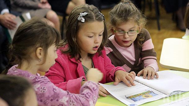  Божана Попова получи голямата награда Константин Константинов за цялостен принос в детското книгоиздаване
