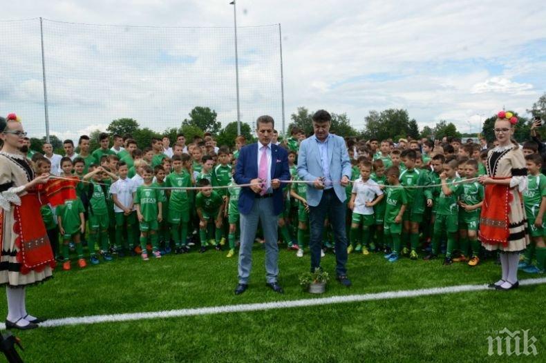 Боби Михайлов откри футболно игрище от последно поколение в Пазарджик