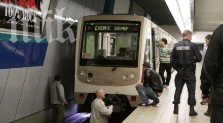 остава тежко състоянието младежа паднал релсите метрото