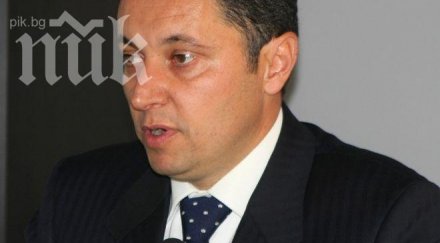 яне отказва напусне депутатското жилище