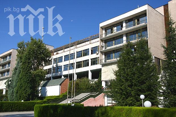 Асистент по Политология заставя студенти да купуват от него литература