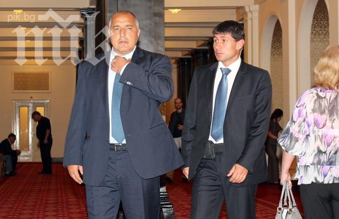 Бойко влезе да яде в парламентарния бюфет, но обясни, че нямал „кеш“