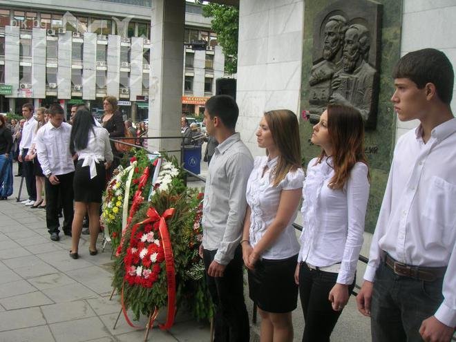 България отбелязва 24 май с празнични шествия 