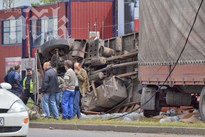 ТИР се гътна на Околовръстното