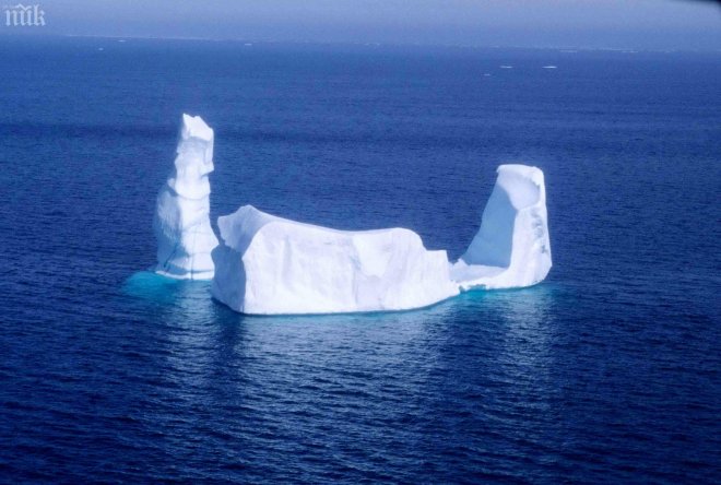 Айсберг завлече туристи на пикник в океана 