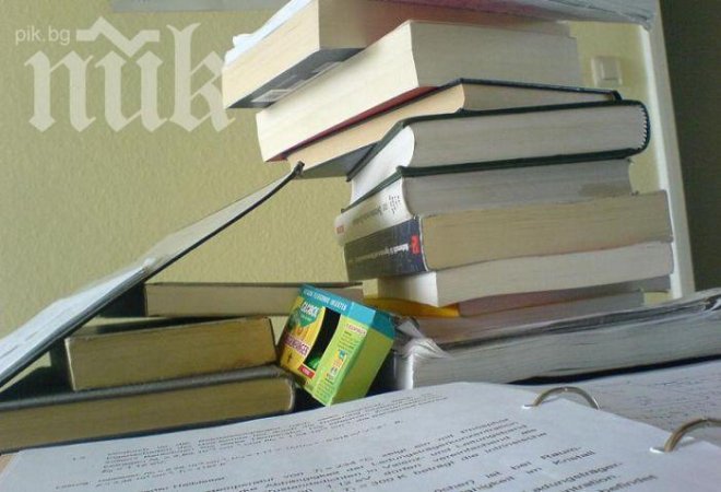 Работилница за нелегално сканиране на учебници разбиха в Бургас 