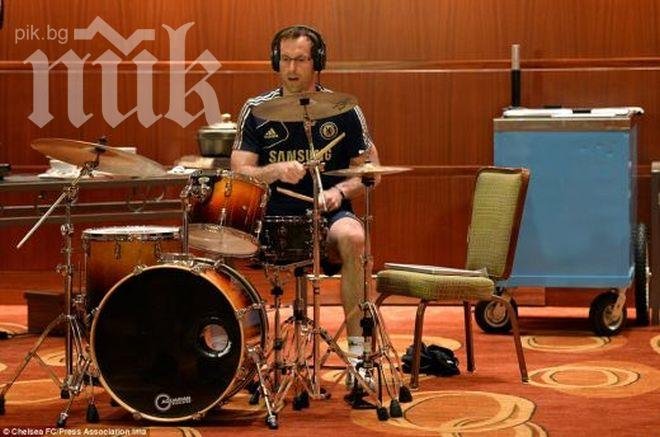 Петер Чех се насочи към барабаните