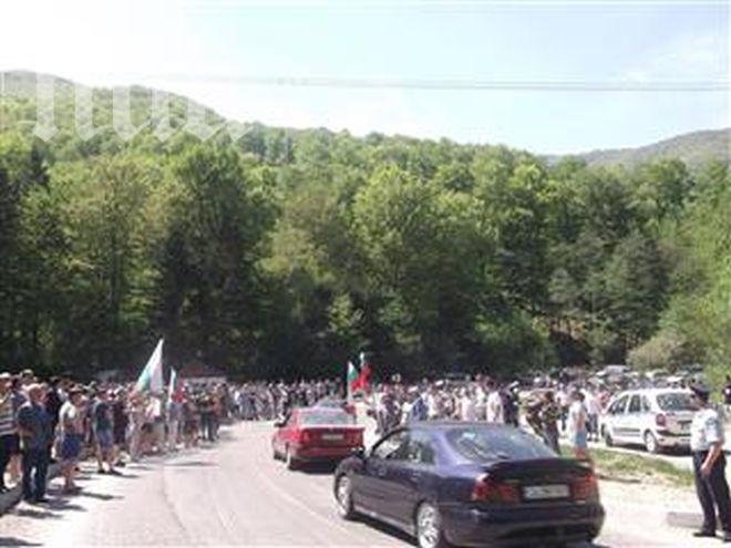 300 души протестираха на прохода „Петрохан”