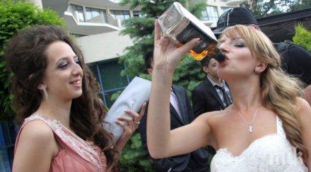 бона излиза един абитуриентски бал година