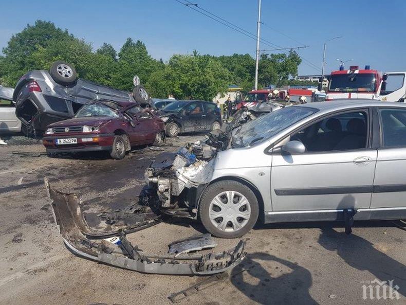 ИЗВЪНРЕДНО! Зверско верижно меле във Варна - шест коли се нанизаха, има ранени (УЖАСЯВАЩИ СНИМКИ)