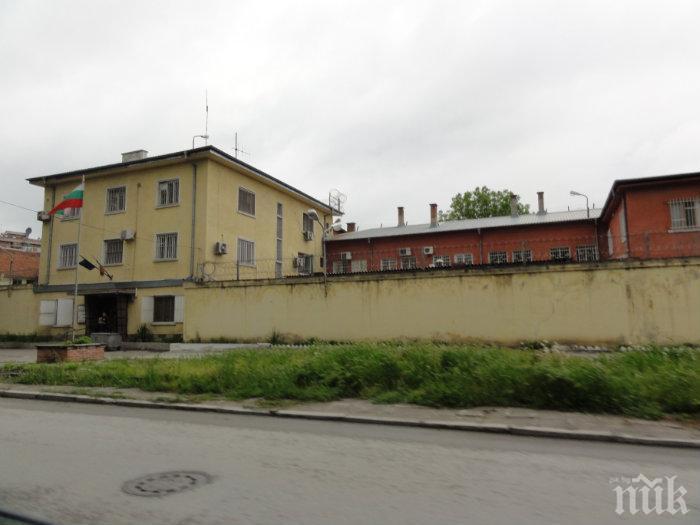 Надрусани рецидивисти заплашват с лъжици в пловдивския затвор