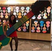 Внучката на Златю Бояджиев приветства малки художници. Триметрова китара 