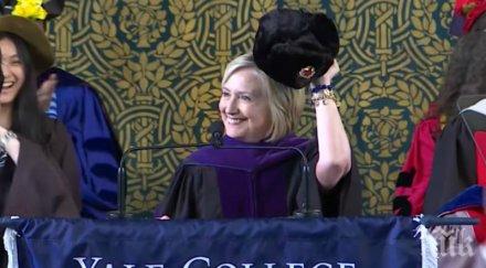 изтрещяване хилари клинтън появи ушанка студенти йейл видео