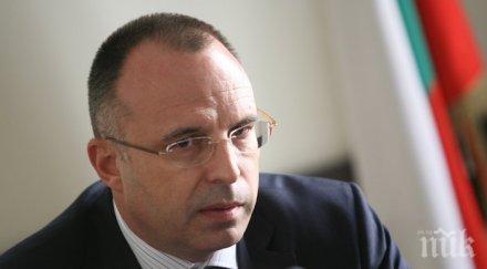 земеделският министър среща розопроизводители протестираха заради ниските изкупни цени