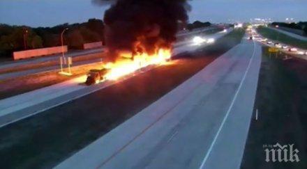 горящ камион влачи кола магистрала сащ