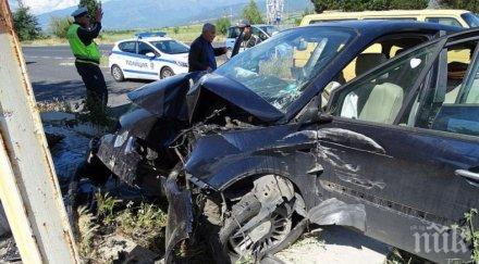 ужас пътя кола вряза караулка кат пострадали снимки