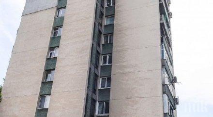 поклон пожарникари качиха ръце жена етаж