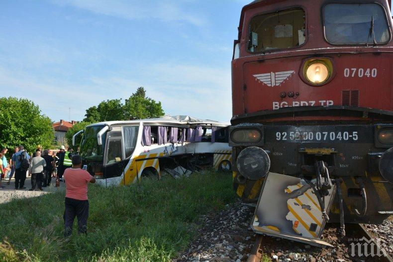 ИЗВЪНРЕДНО! Ужас край Симеоновград - влак блъсна автобус, има тежко ранени (ОБНОВЕНА/СНИМКИ)