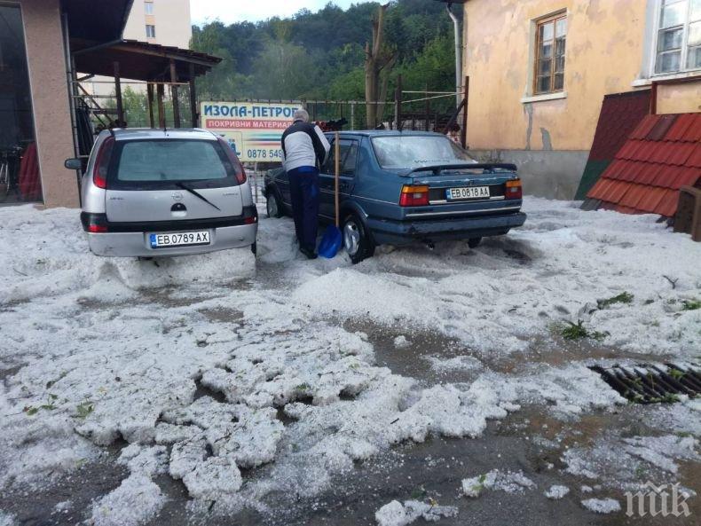 Леден потоп в Габрово! Градушка помля за минути града (СНИМКИ) 