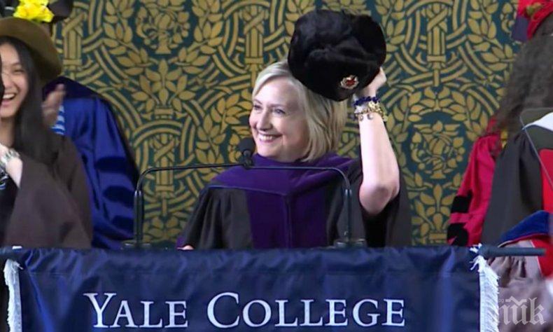 ИЗТРЕЩЯВАНЕ! Хилари Клинтън се появи с ушанка пред студенти в Йейл (ВИДЕО)