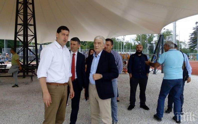 Екшън! Екстремисти пратиха кмета на Солун в болница