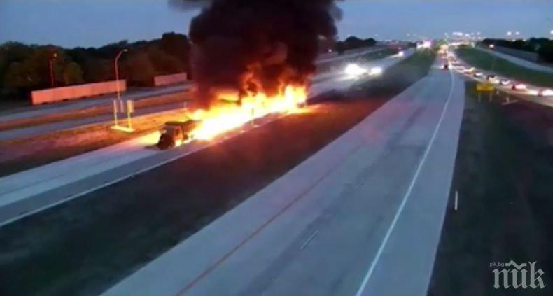 Горящ камион влачи кола по магистрала в САЩ
