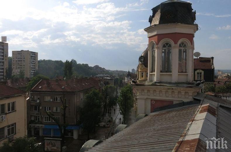 И Плевенският театър пострада от бурята (СНИМКИ)