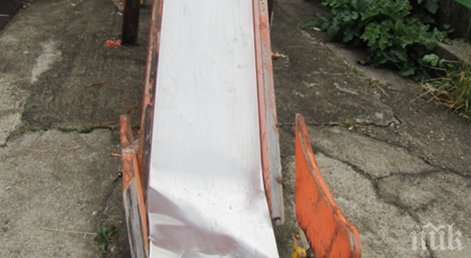 Потрес! Вандали изпотрошиха детска площадка