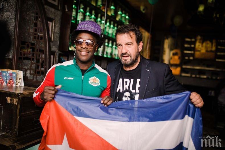 Алфредо Торес запя „Моя страна, моя България!“ в компанията на екзотични красавици