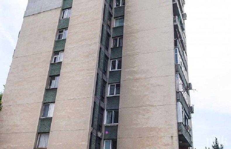 Поклон! Пожарникари качиха на ръце жена до 11-ия етаж