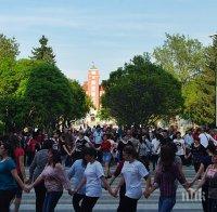 ЦЕЛТА Е ГИНЕС! 65 автентични български хора на площада в Плевен навръх 24 май