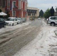 ОЩЕ ПОТРЕСАВАЩИ КАДРИ ОТ ПАНАГЮРИЩЕ! Местните: Бяхме в море от лед, не изстреляха нито една ракета срещу градушката! (СНИМКИ)