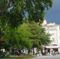 Силна буря удари Пловдив, улиците се превърнаха в реки (ОБНОВЕНА/СНИМКИ/ВИДЕО)