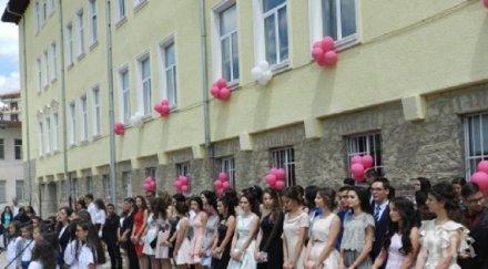 абитуриентите мадан отидат тениски бала помогнат болен ученик