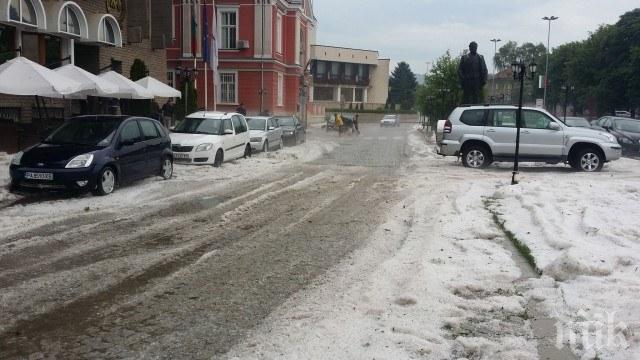 ОЩЕ ПОТРЕСАВАЩИ КАДРИ ОТ ПАНАГЮРИЩЕ! Местните: Бяхме в море от лед, не изстреляха нито една ракета срещу градушката! (СНИМКИ)