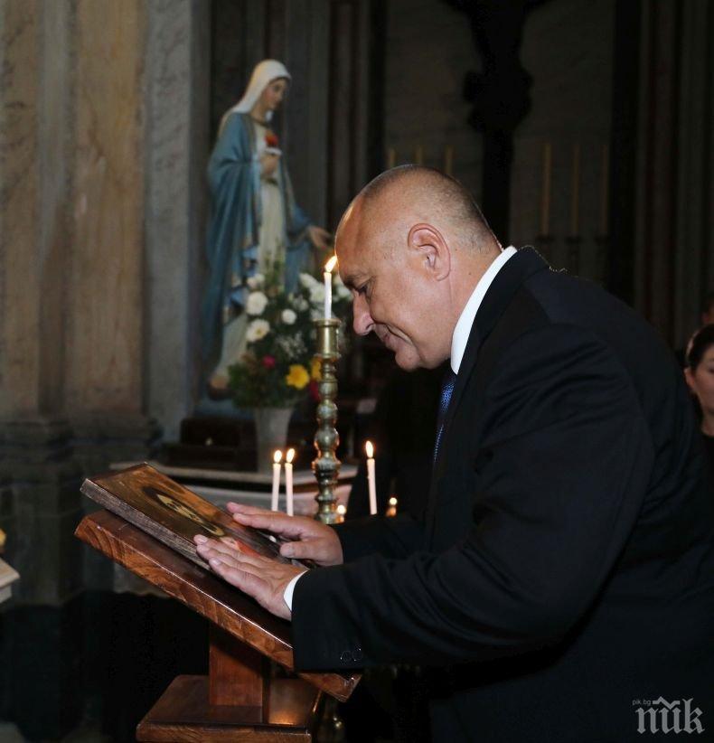 Борисов носи на папата разсад от 33 маслодайни рози от Казанлък
