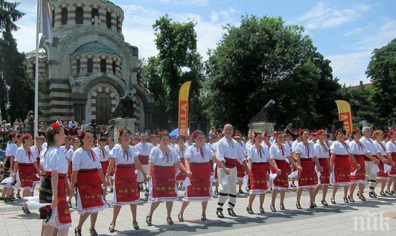 Опит за рекорд на Гинес в Плевен с 65 автентични български хора
