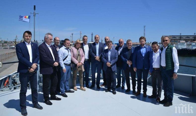Цветанов качи депутатите от вътрешна комисия на боен кораб (СНИМКИ)