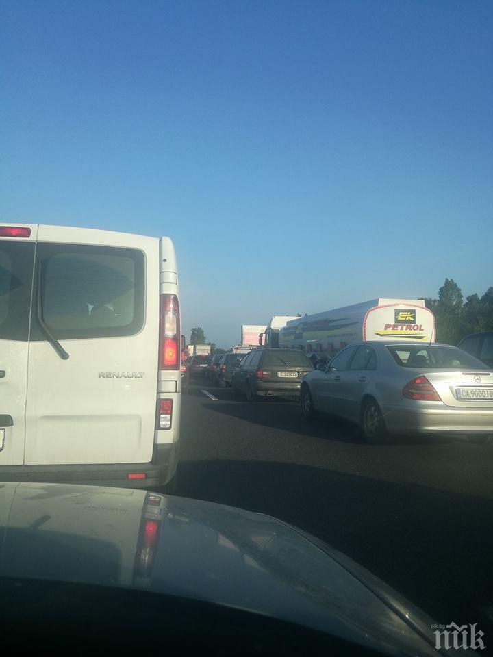 ОТ ПОСЛЕДНИТЕ МИНУТИ! Адско задръстване на входа на София заради тежката катастрофа на магистрала Тракия (СНИМКА)