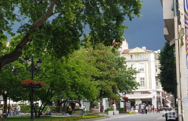 Силна буря удари Пловдив, улиците се превърнаха в реки (ОБНОВЕНА/СНИМКИ/ВИДЕО)