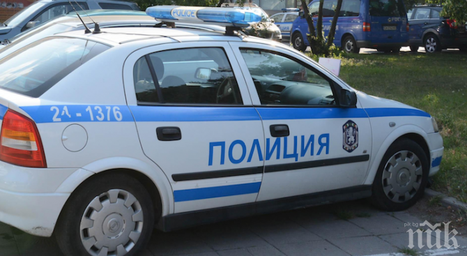 Нови арести в Благоевград! Полицаи преследват пернишки Голф, двама закопчани посред бял ден