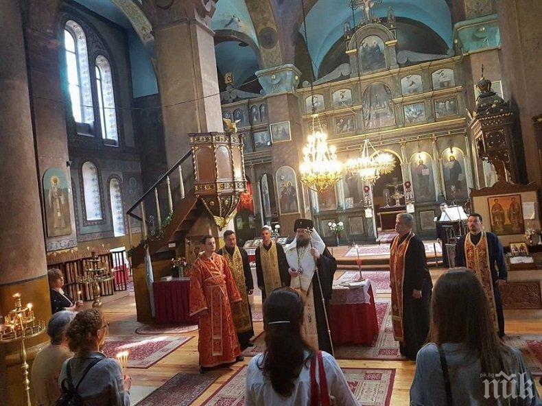 С вяра в Бога! Врачанският митрополит отслужи молебен за абитуриентите